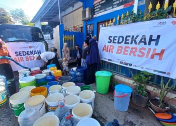 Menyalurkan Bantuan Air Bersih ke Wilayah Terdampak Kekeringan di Kota Makassar