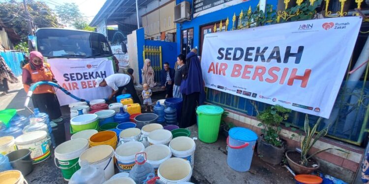 Menyalurkan Bantuan Air Bersih ke Wilayah Terdampak Kekeringan di Kota Makassar