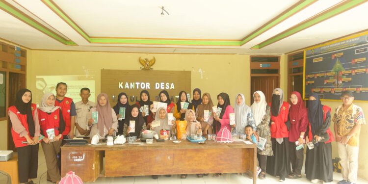 Mahasiswa KKN Unhas Sosialisasikan Pembuatan Tepung Sukun di Desa Kayuloe Barat